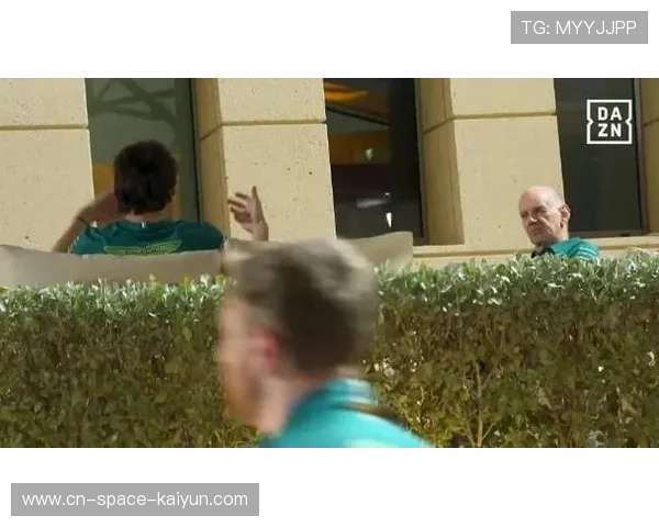 维修区通道的拥抱：斯托尔父子在艰难赛季结束后的相互安慰